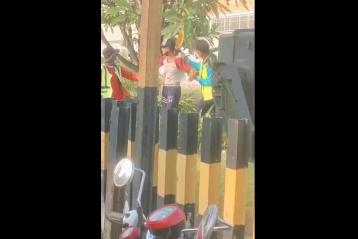 Satpol Tulungagung  gagalkan upaya bunuh diri wanita muda