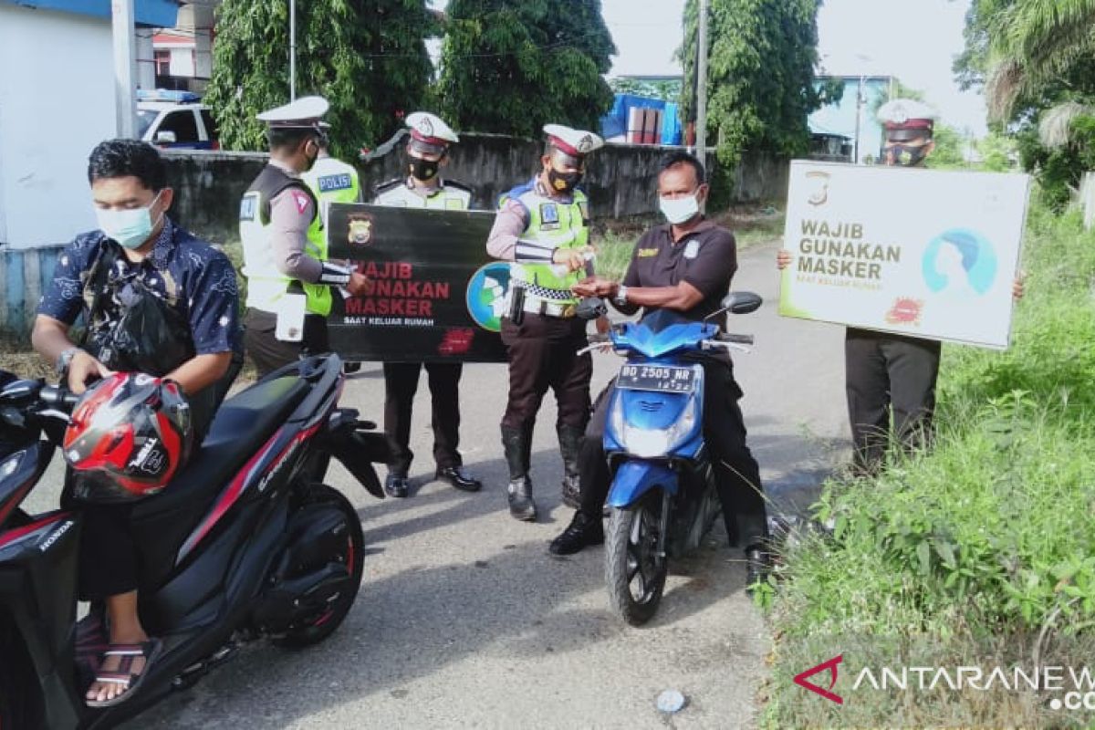 Polisi bagikan masker kepada masyarakat Mukomuko