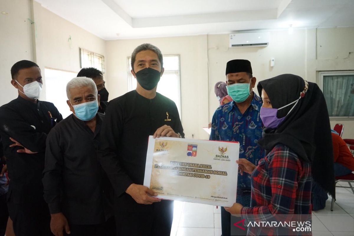 Pemkot Bogor berikan bantuan modal 10 pelaku UKM penjual takjil