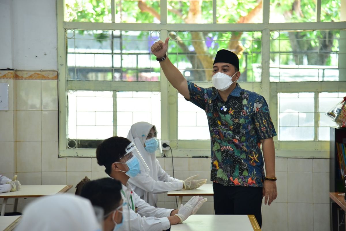 Wali Kota Eri jadi guru saat simulasi sekolah tatap muka di Surabaya