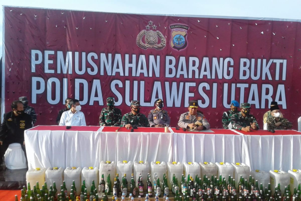 Polda Sulawesi Utara musnahkan barang bukti 16.185 liter minuman keras