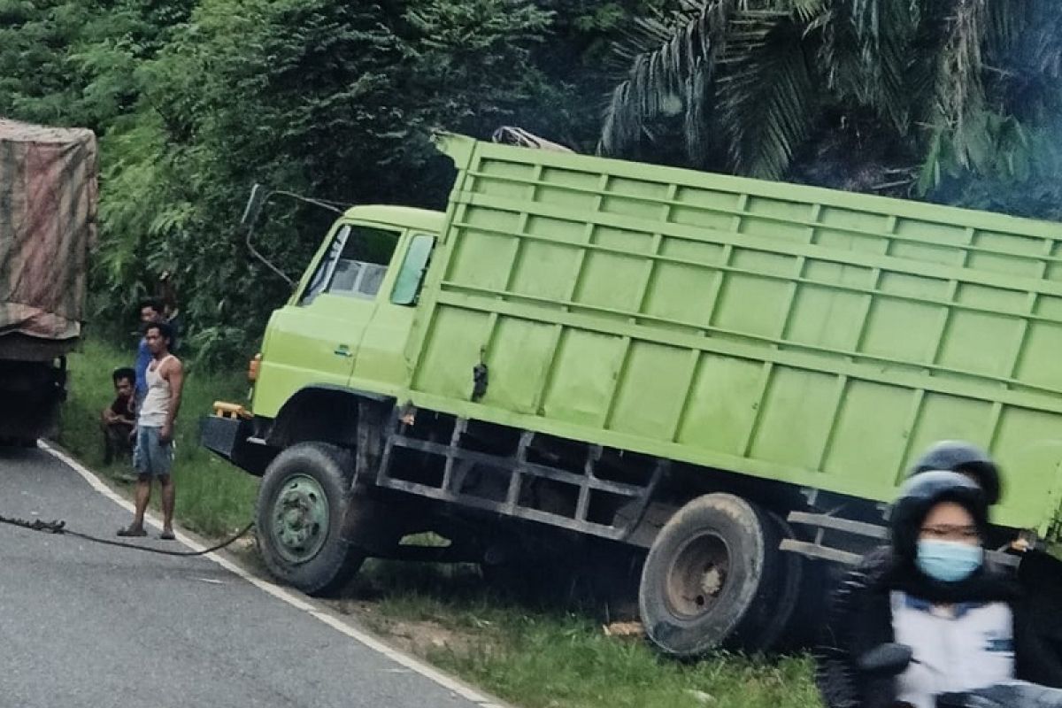 Kurang tepat oper gigi, bikin truk hilang tenaga di tanjakan