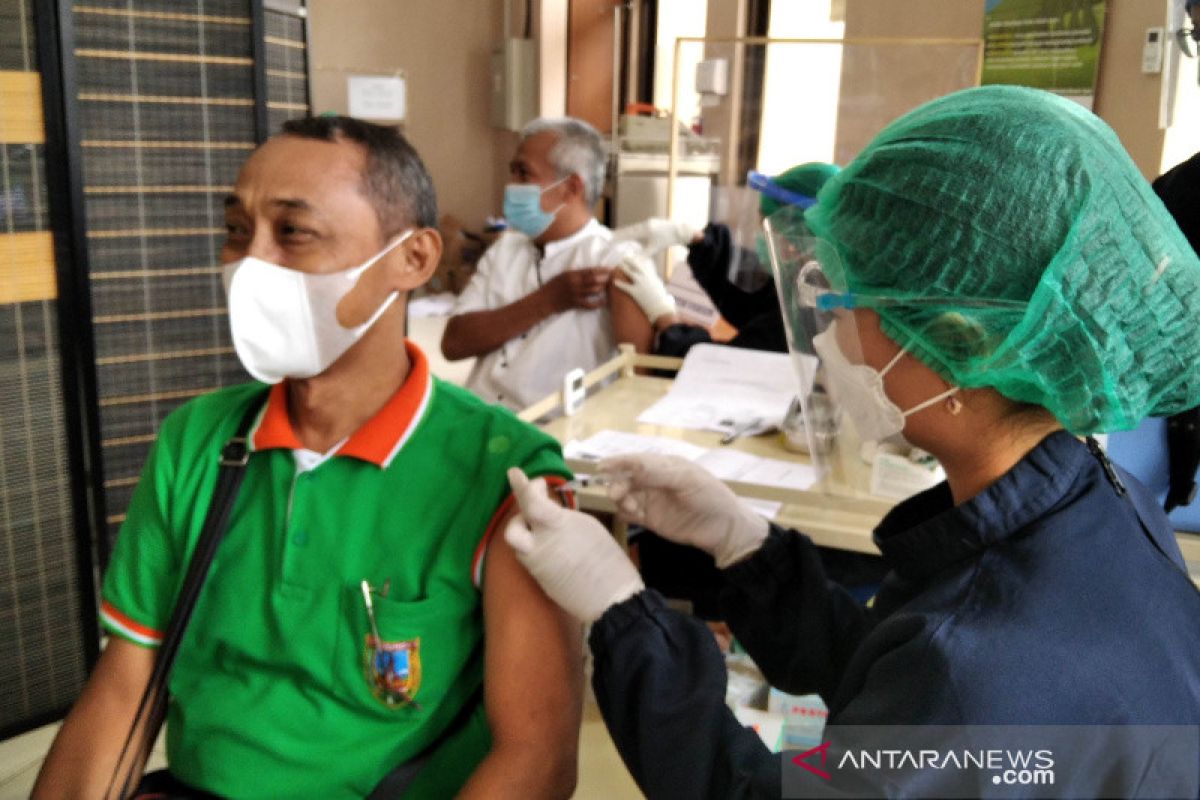 689 guru di Kudus divaksin COVID-19 jelang ujian tatap muka