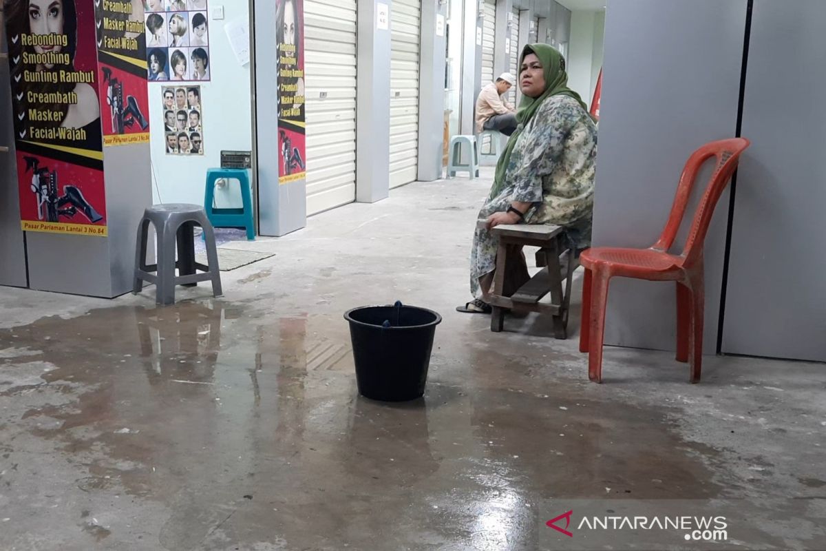 Baru diresmikan, Pedagang Pasar Rakyat Pariaman keluhkan lantai bangunan bocor (Video)