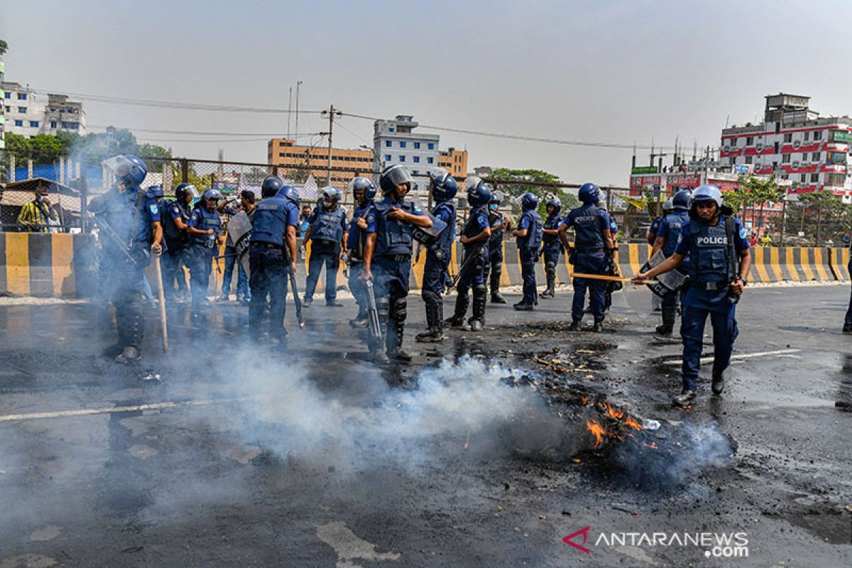 Polisi  Bangladesh bunuh 4 orang dalam bentrokan dengan pekerja