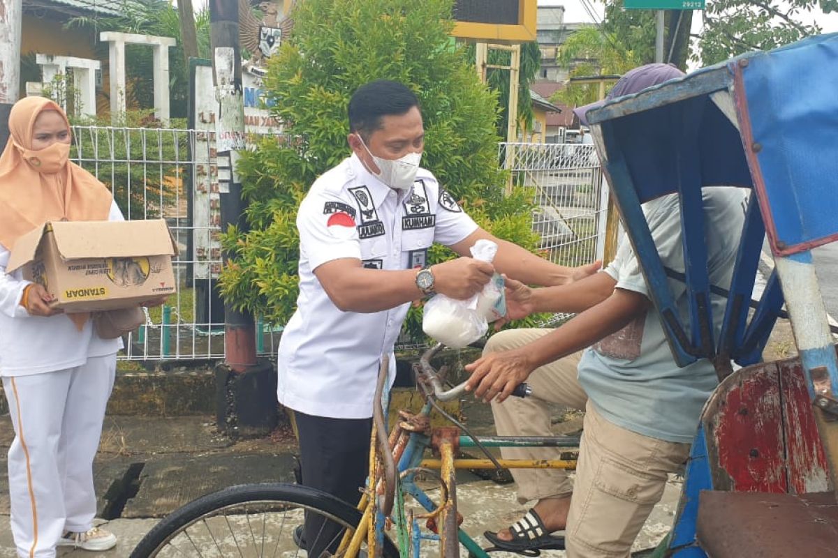 Peringati HBP ke-57, Lapas Tembilahan bagi-bagi sembako ke tukang becak