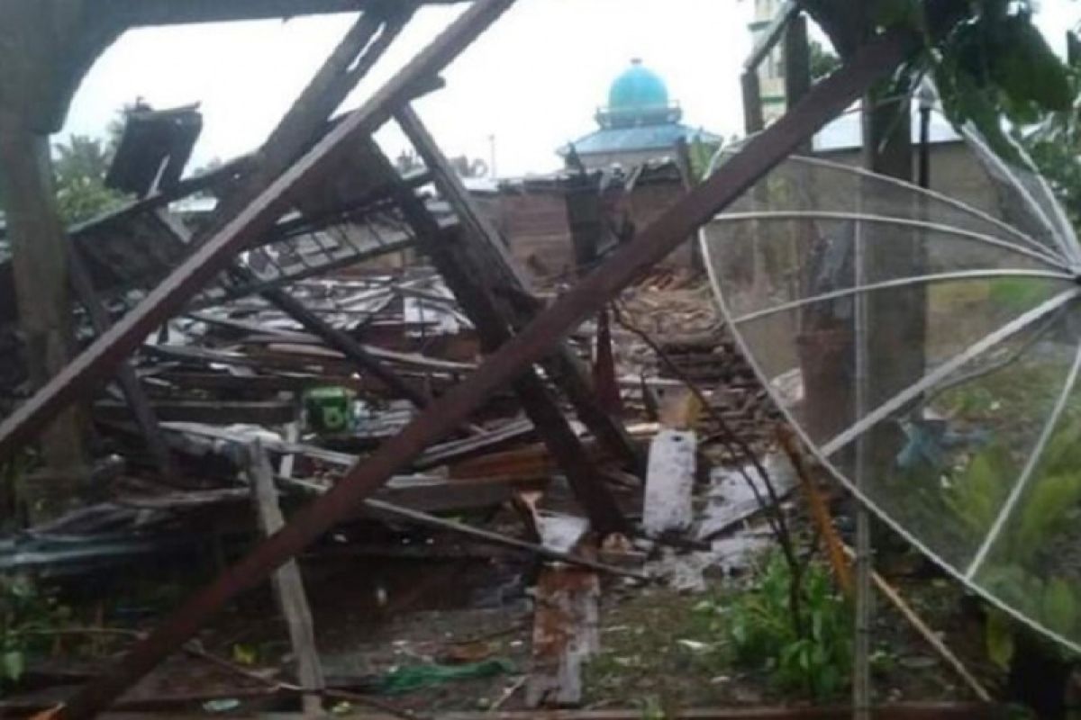 16 rumah rusak dan satu bayi tewas akibat puting beliung di Inhil