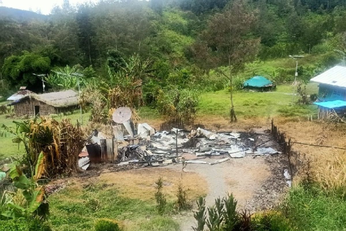 Kelompok bersenjata bakar rumah kepala suku dan guru di Beoga Papua