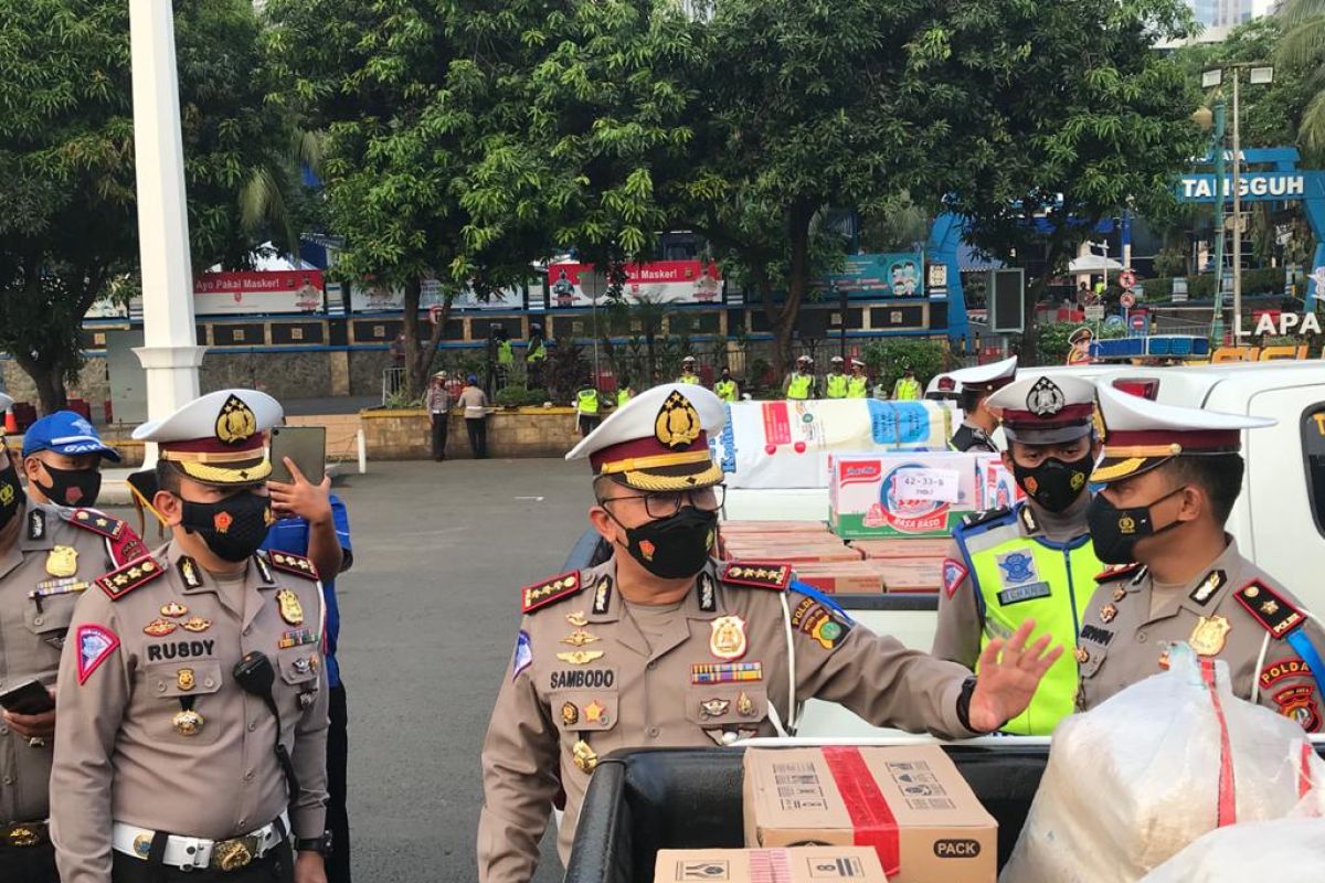 Ditlantas Polda Metro bagikan 5 ton beras ke pesantren dan masyarakat