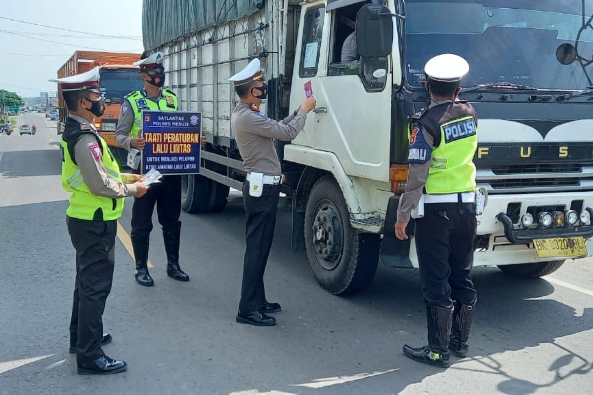 Polres Mesuji bagikan masker kepada pedagang di pasar