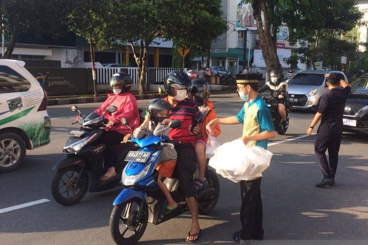 Hotel Maestro Pontianak berbagi menu berbuka puasa