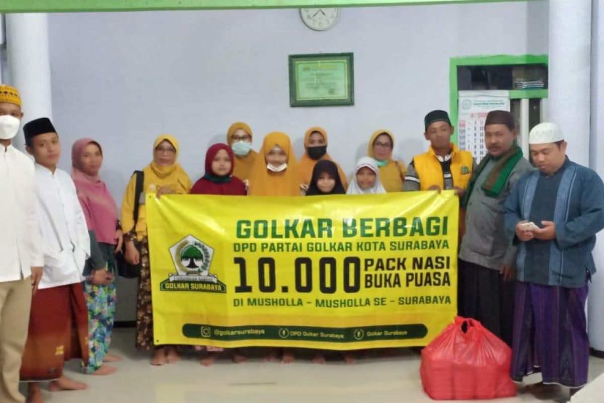 Gerakan Golkar Berbagi 10 ribu nasi kotak sasar musala di Kota Surabaya