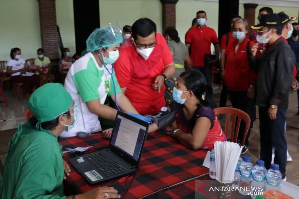 Bupati Tabanan pantau vaksinasi massal di lokasi wisata