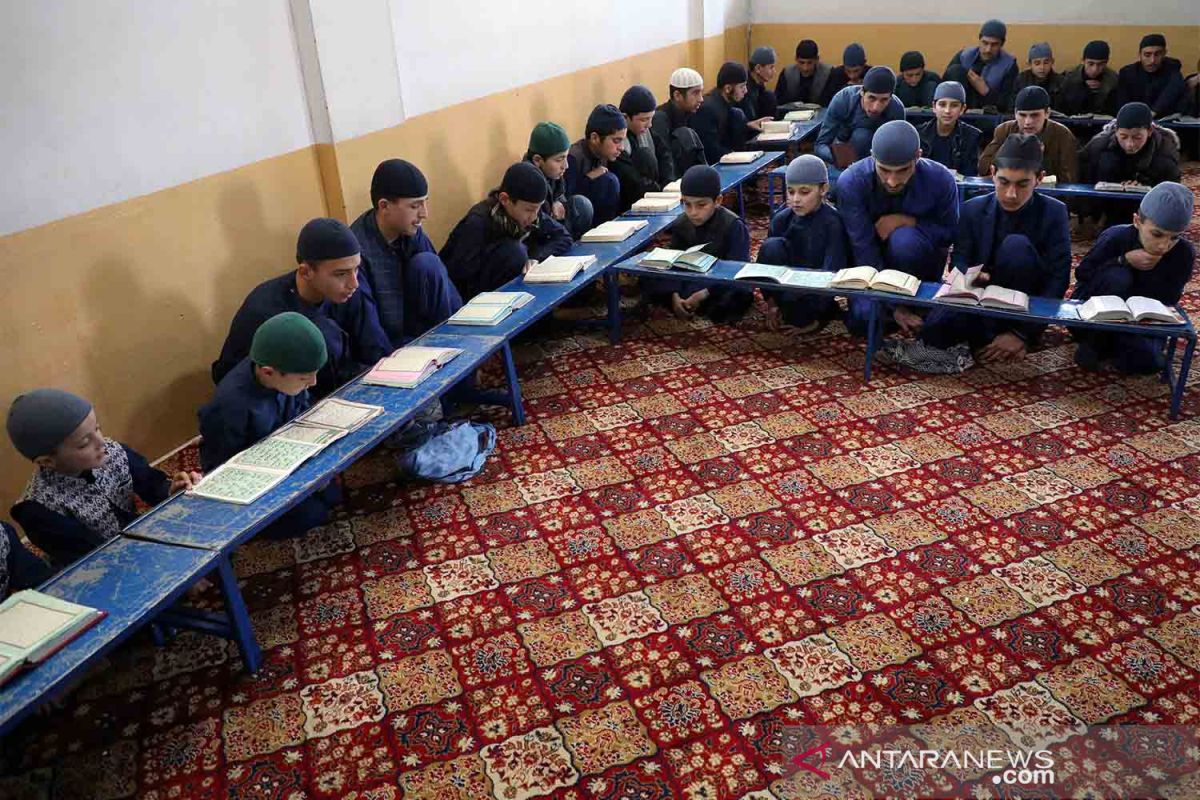 Lonjakan kasus COVID-19 tutup semua sekolah di Afghanistan