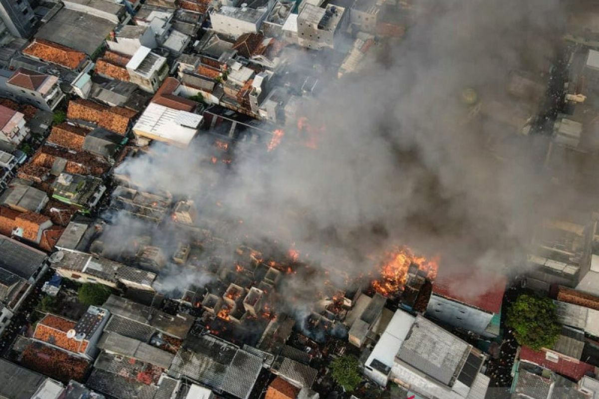 Kebakaran Taman Sari, 23 pemadam kebakaran dikerahkan