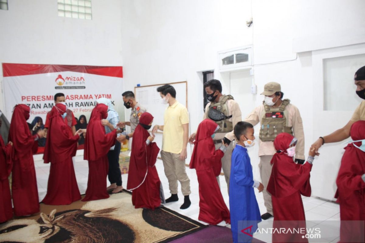 Polres Metro Jakarta Utara berikan paket makanan kepada anak yatim