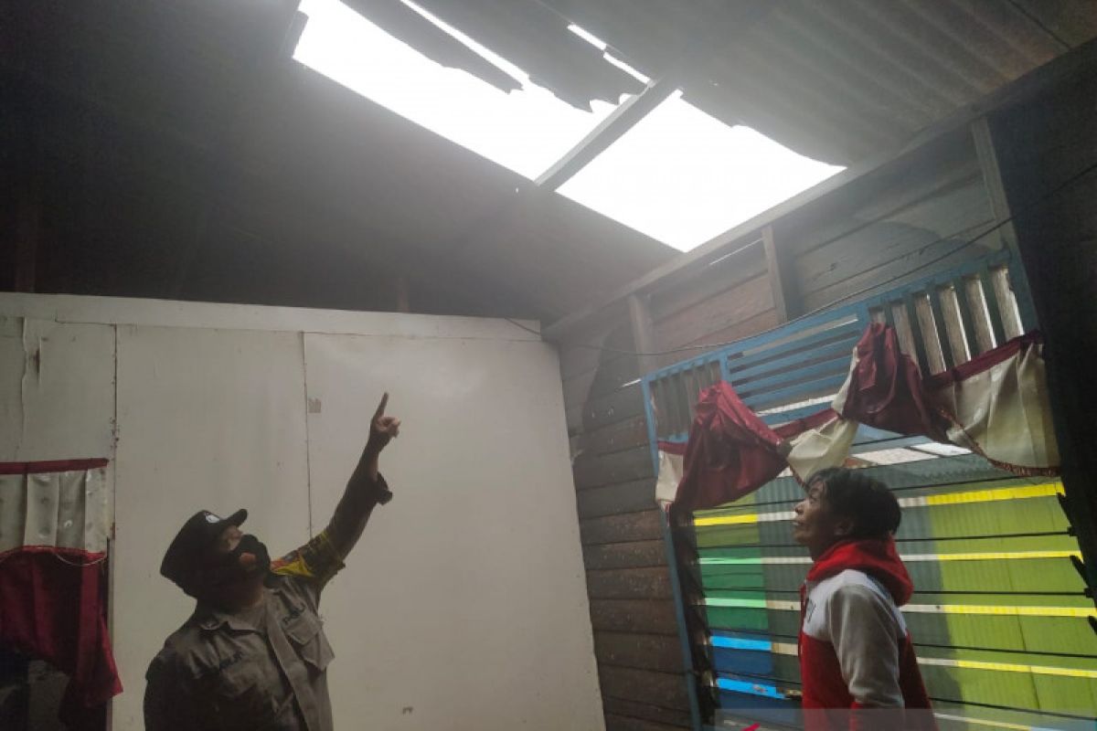 Puting beliung rusak sejumlah rumah warga di Kampung Bugis