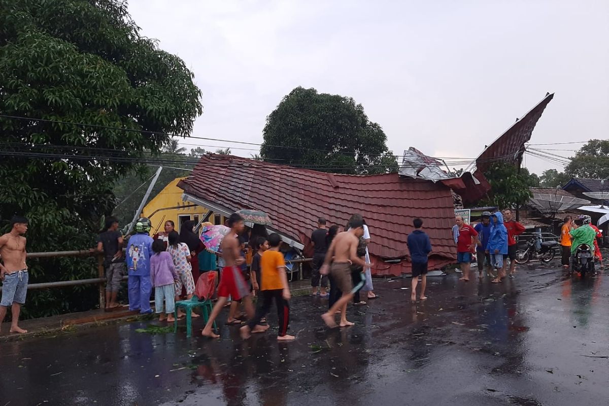 Puting beliung rusak puluhan rumah penduduk di OKU