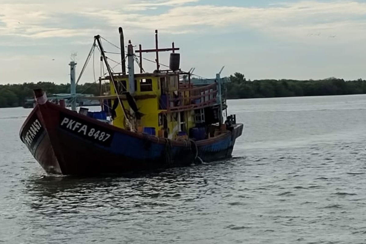 Kapal Patroli Hiu 08 sergap kapal ikan ilegal berbendera Malaysia
