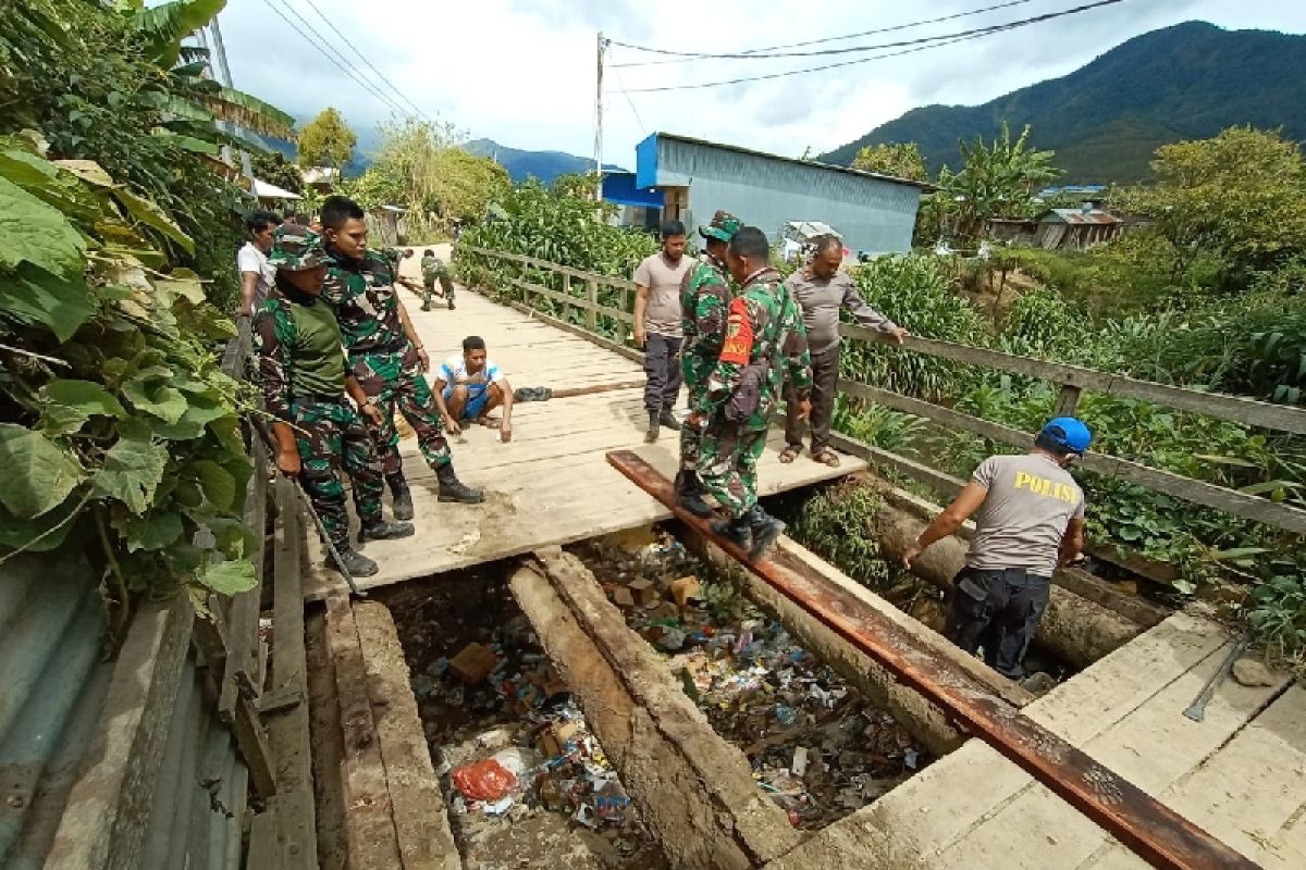 Personel TNI-Polri perbaiki jembatan penghubung kampung Ikebo-Kimupugi