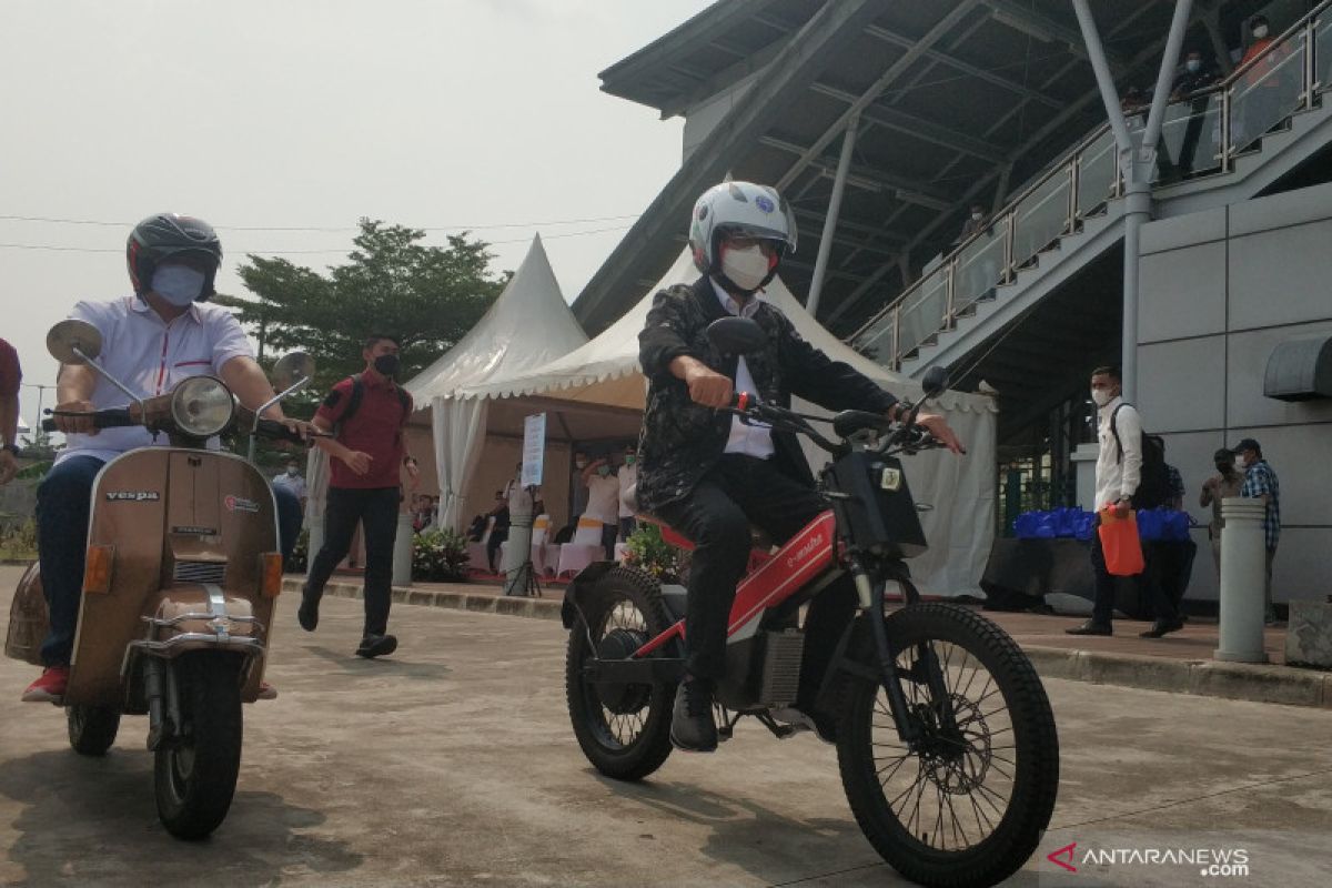 Menhub Budi Karya jajal motor listrik buatan UKM dalam negeri