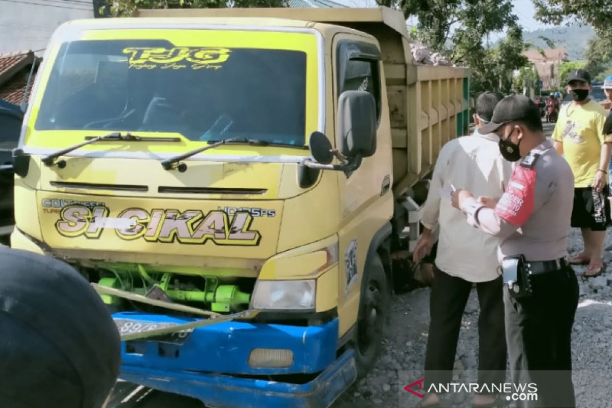 Polres Garut sebut sopir truk mengantuk tabrak pengendara motor