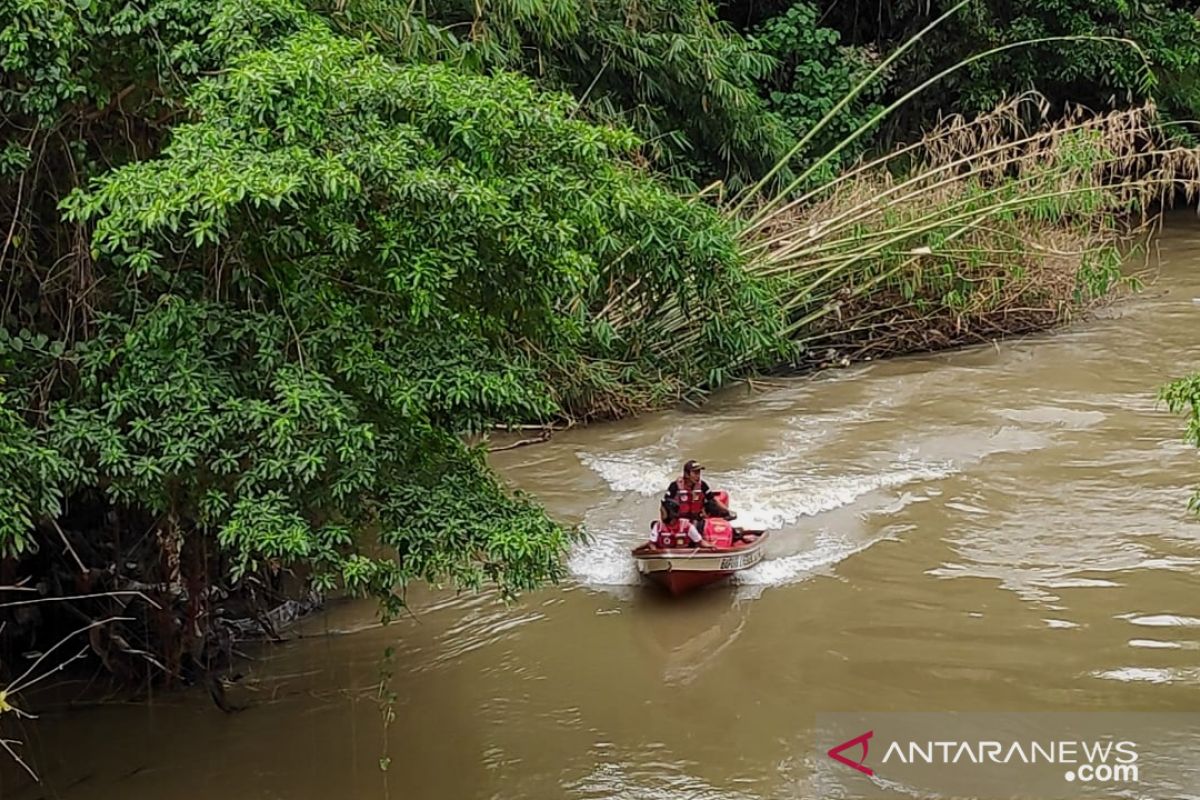 Relawan kemanusiaan di Kalsel cari veteran yang hilang di sungai Tapin