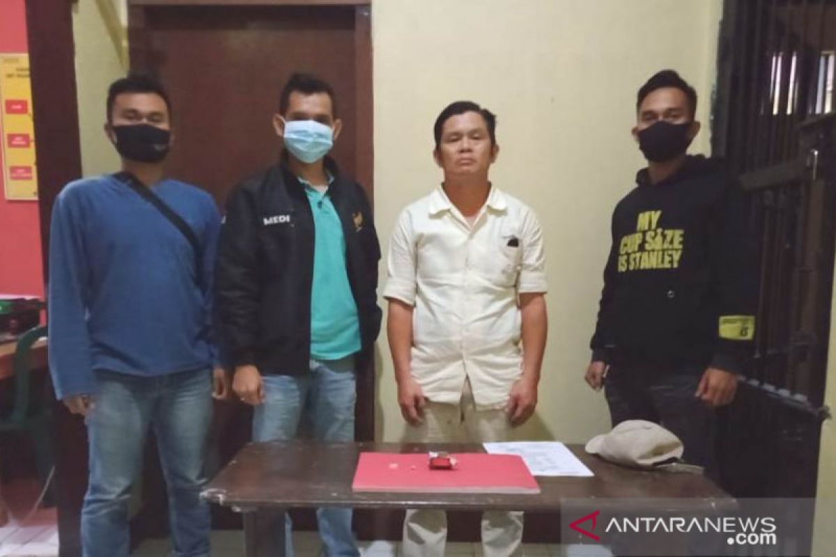 Mantan dewan bawa sabu di kotak rokok