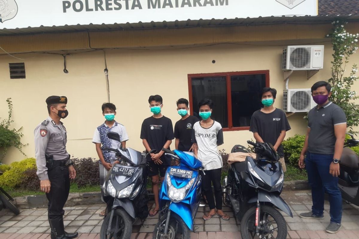 Belasan  pelaku perang petasan digiring ke kantor polisi