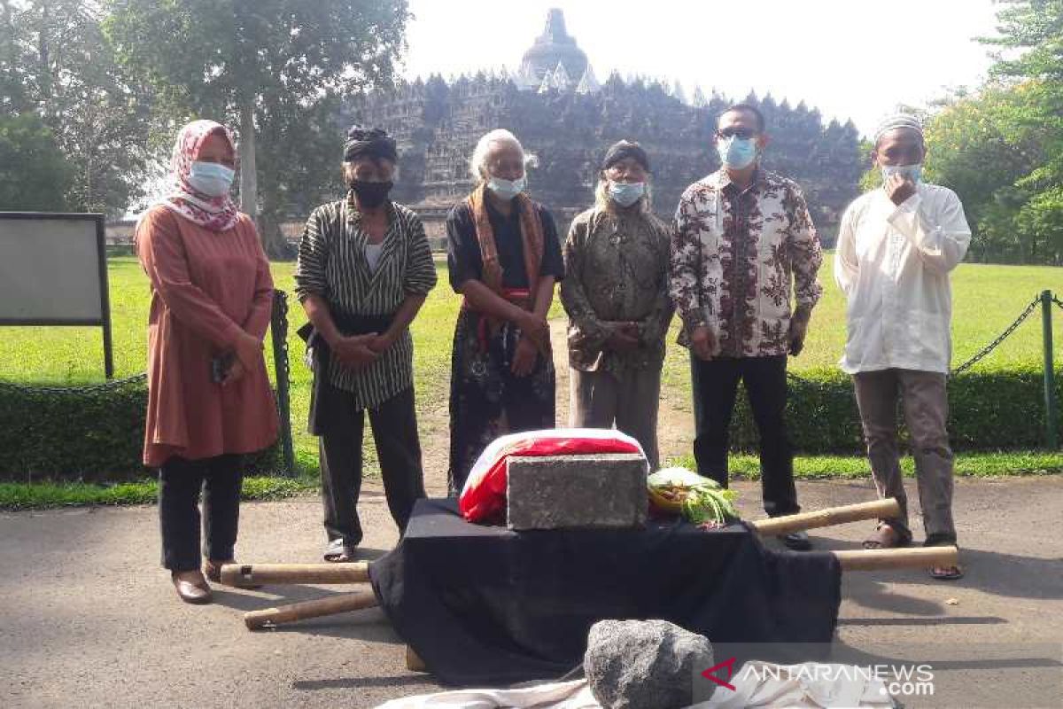 Masyarakat serahkan batu ke BKB dukung pelestarian Borobudur