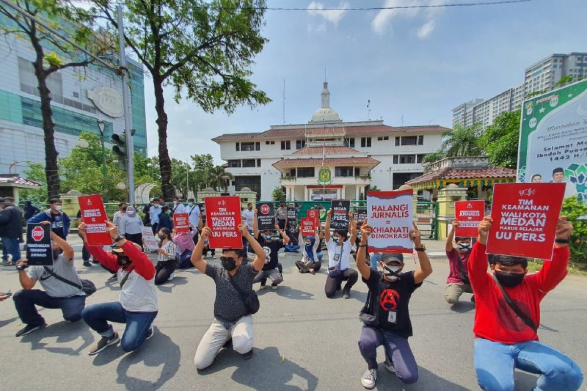 Jurnalis gelar aksi tutup mulut tolak arogansi tim pengaman Wali Kota