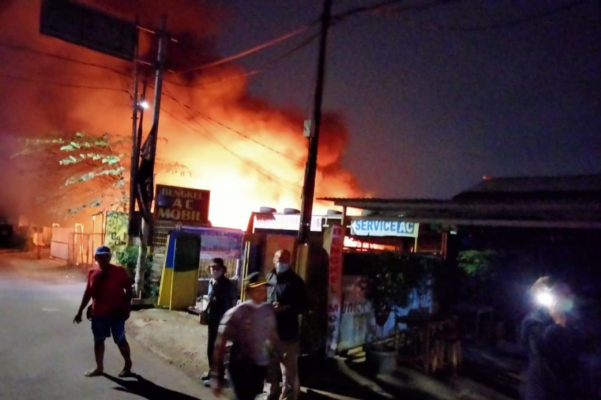 Gudang mebel di Pulo Gebang Jaktim terbakar