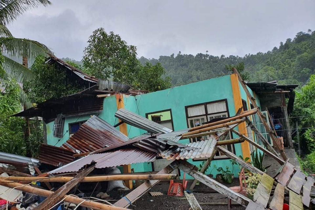 Menara seluler roboh menimpa rumah warga