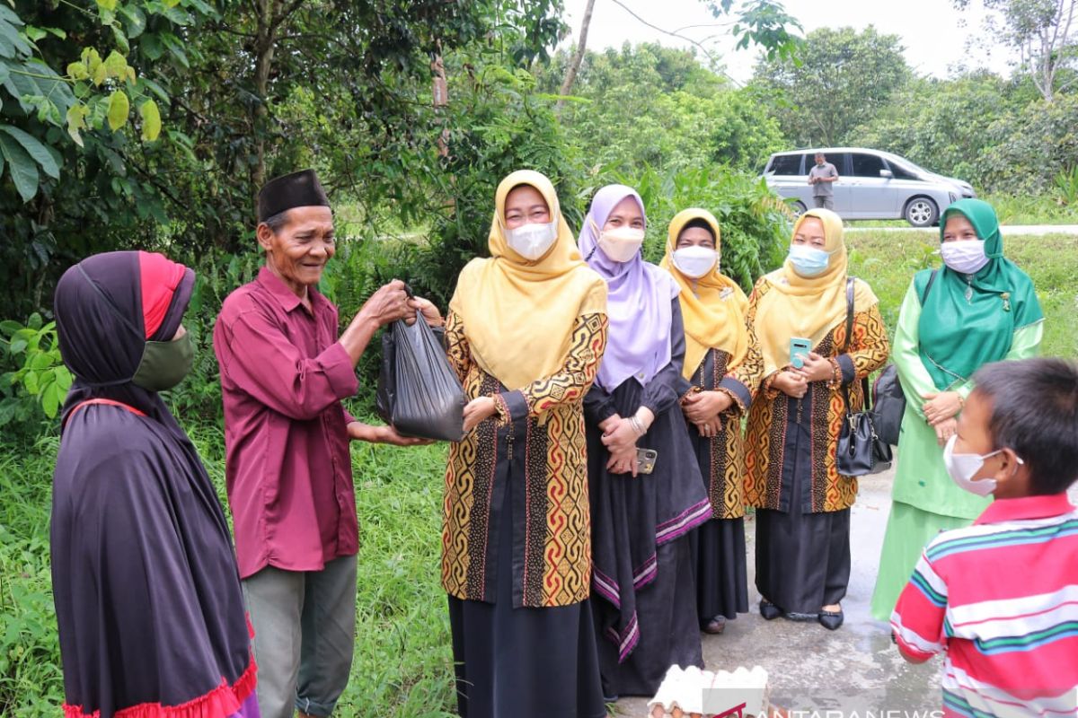 TP PKK Siak kembali berbagi sembako, kali ini di Kotogasib dan Mempura