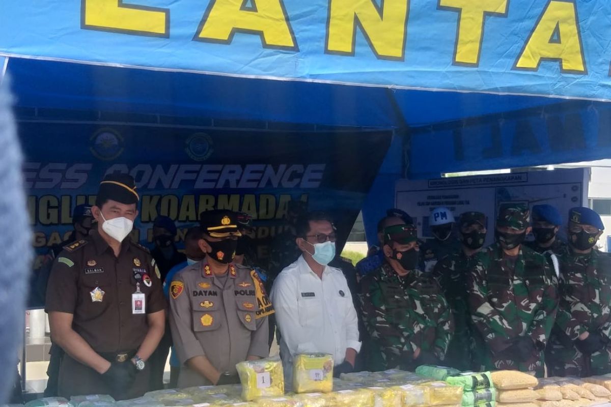 Navy hands over drug packages, suspects to BNN-North Sumatra office