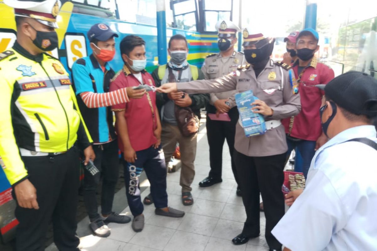 Polisi Sidoarjo ingatkan larangan mudik di Terminal Purabaya