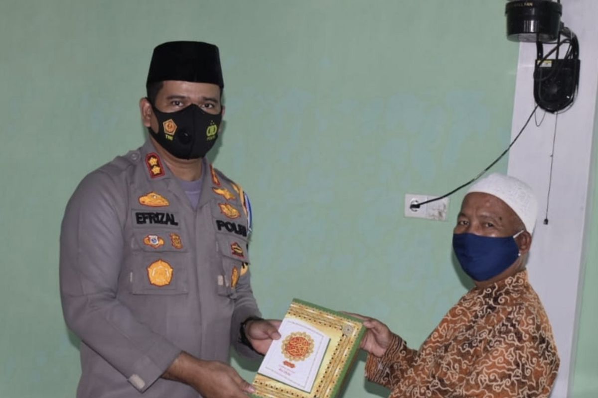 Polres Inhu berikan ratusan Alquran untuk ponpes dan masjid