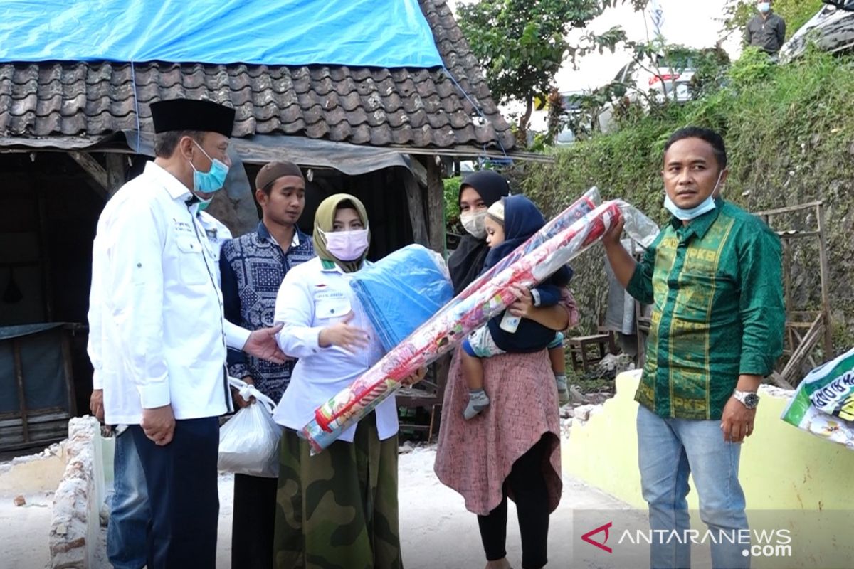Anggota DPR bantu korban bencana di Lumajang