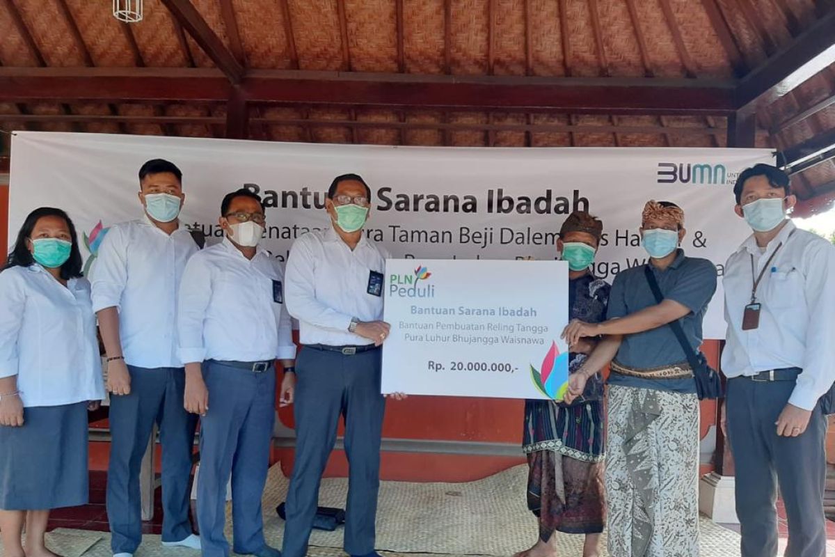 Peduli rumah ibadah, PLN serahkan bantuan CSR untuk pura