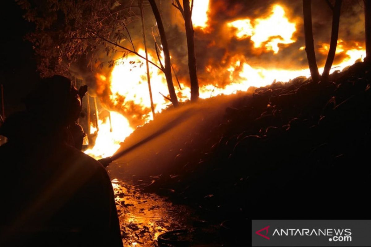 Sambaran petir akibatkan kebakaran kebun di Gunungputri Bogor (video)