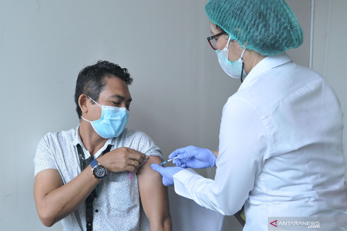 Petugas Bandara I Gusti Ngurah Rai vaksinasi COVID-19 tahap dua