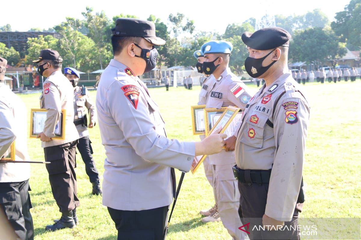 Kapolda NTB beri piagam penghargaan kepada anggota berprestasi