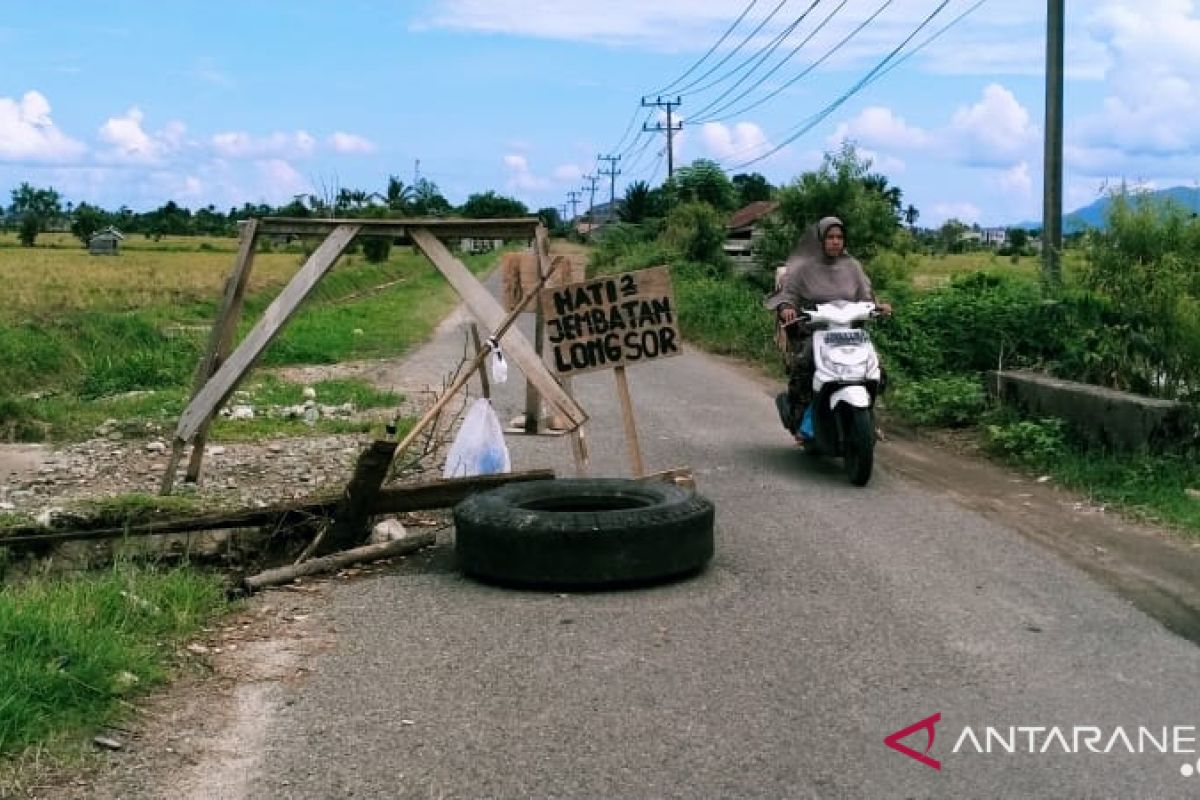 Jembatan penghubung antardesa di Abdya amblas, begini akibatnya