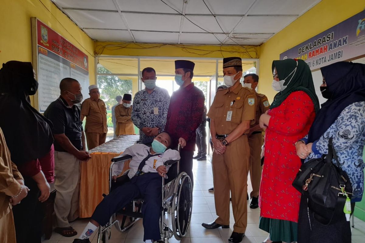 Peduli disabilitas, Ketua DPRD serahkan bantuan kursi roda