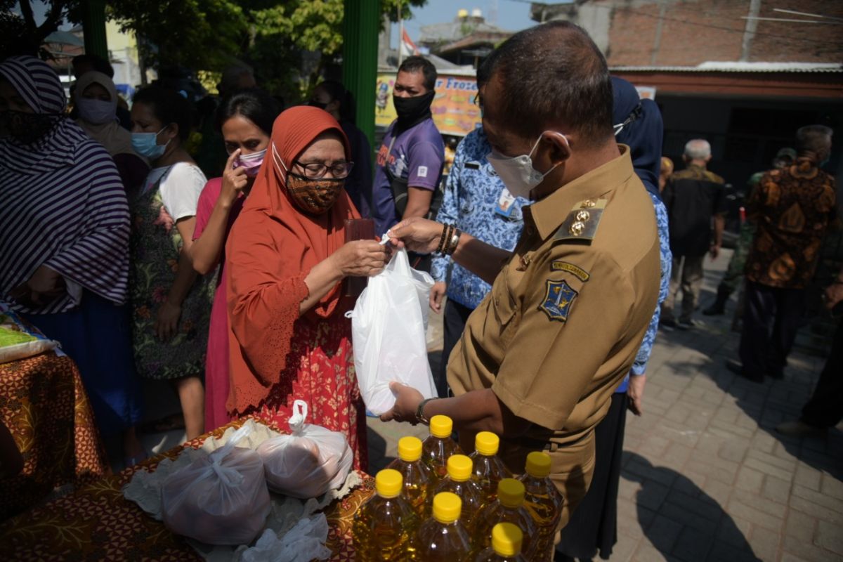 Wawali Surabaya pastikan operasi pasar selama Ramadhan tepat sasaran