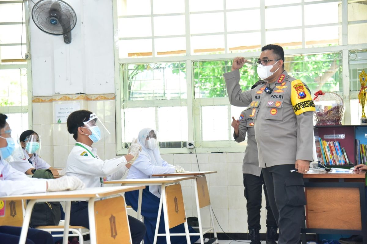 Kapolrestabes Surabaya jadi guru simulasi sekolah tatap muka