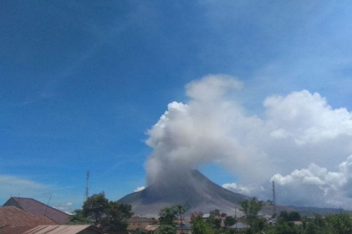Gunung Sinabung dua kali erupsi luncurkan abu vulkanik sejauh 2.000 meter