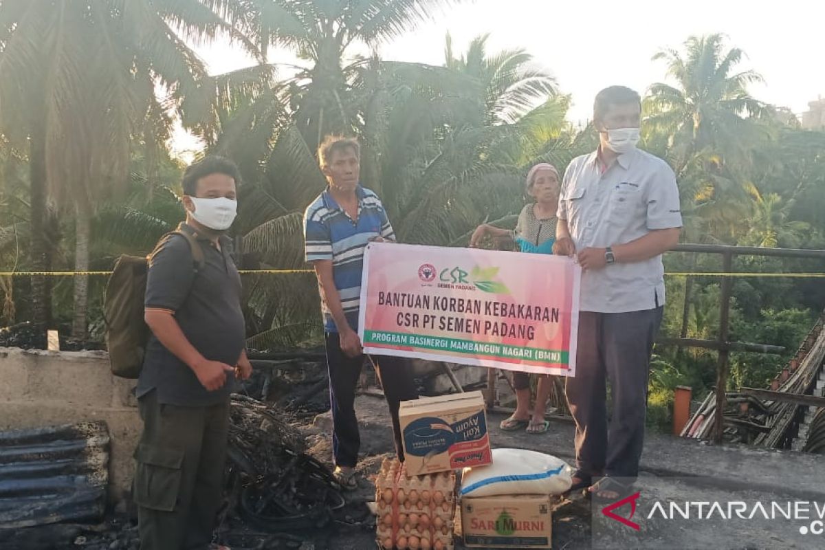 Selang beberapa jam rumahnya terbakar, Darwas terima bantuan dari PT Semen Padang