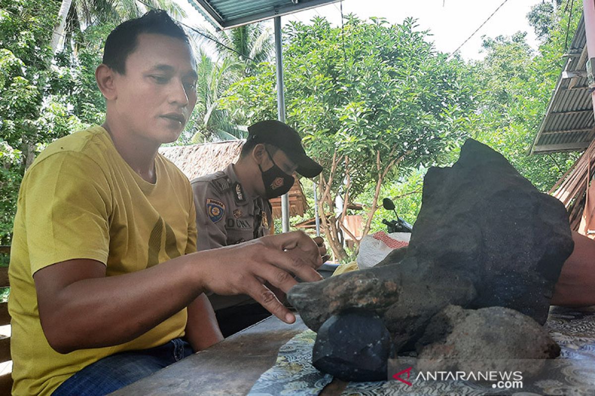 Warga Padang Pariaman klaim temukan batu meteor seberat 8 kg di kebun