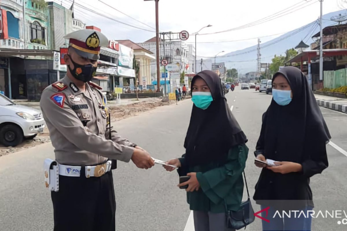 Satlantas Polres Padang Panjang kembali bagikan masker